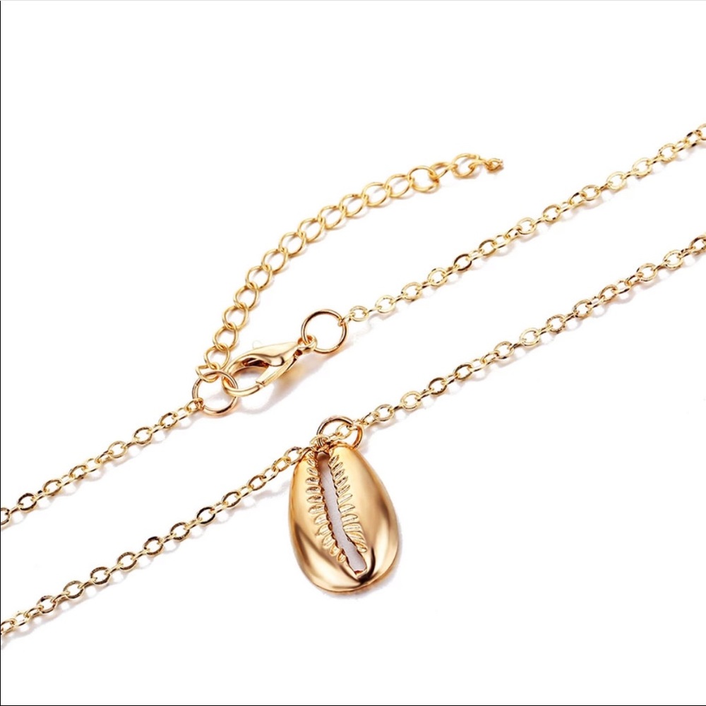 Single Gold Cowrie Pendant Necklace - Picture 3 of 5